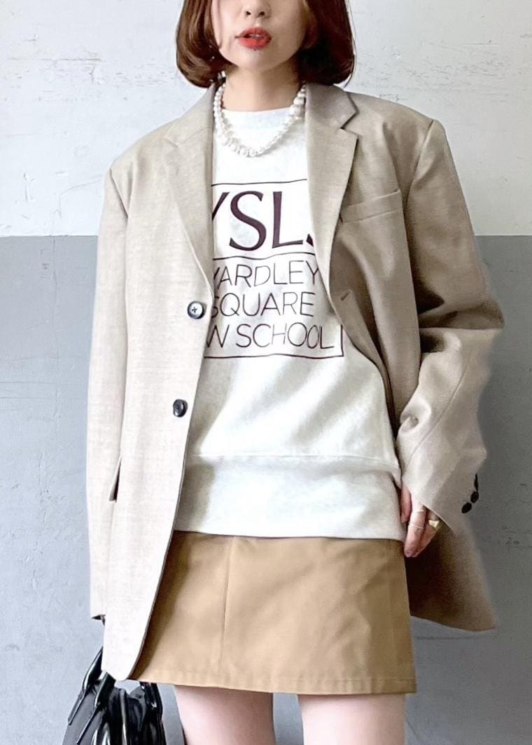 「ミニスカート、ハイソックス、ベージュ、長袖、ジャケット、オーバーサイズ、テーラードジャケット、テーラード、ロゴ、クルーネック、スウェット、パンプス、ADAM ET ROPÉ、FEMME、骨格ナチュラル」|「ADAM ET ROPE'のバルキーニーハイソックス(ソックス/靴下、ホワイト系)」を使った、tampoさん(レディース・158cm)の秋コーディネートの6枚目の写真