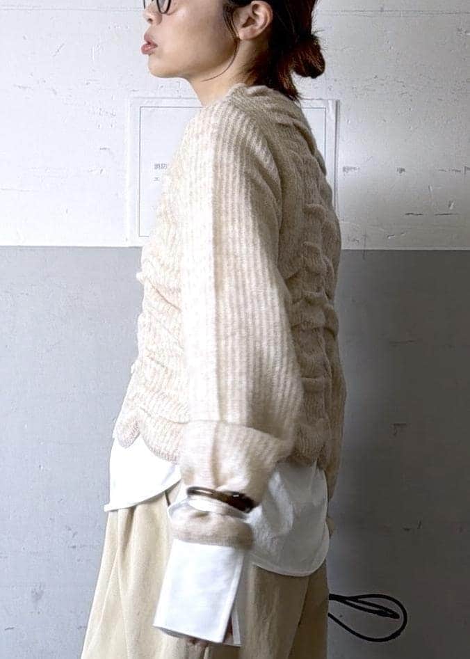 ベージュ系のカーディガン/ボレロ、ブラック系のブーツ、ホワイト系のTシャツ/カットソーを着用したレディースの冬コーディネートの7枚目の写真