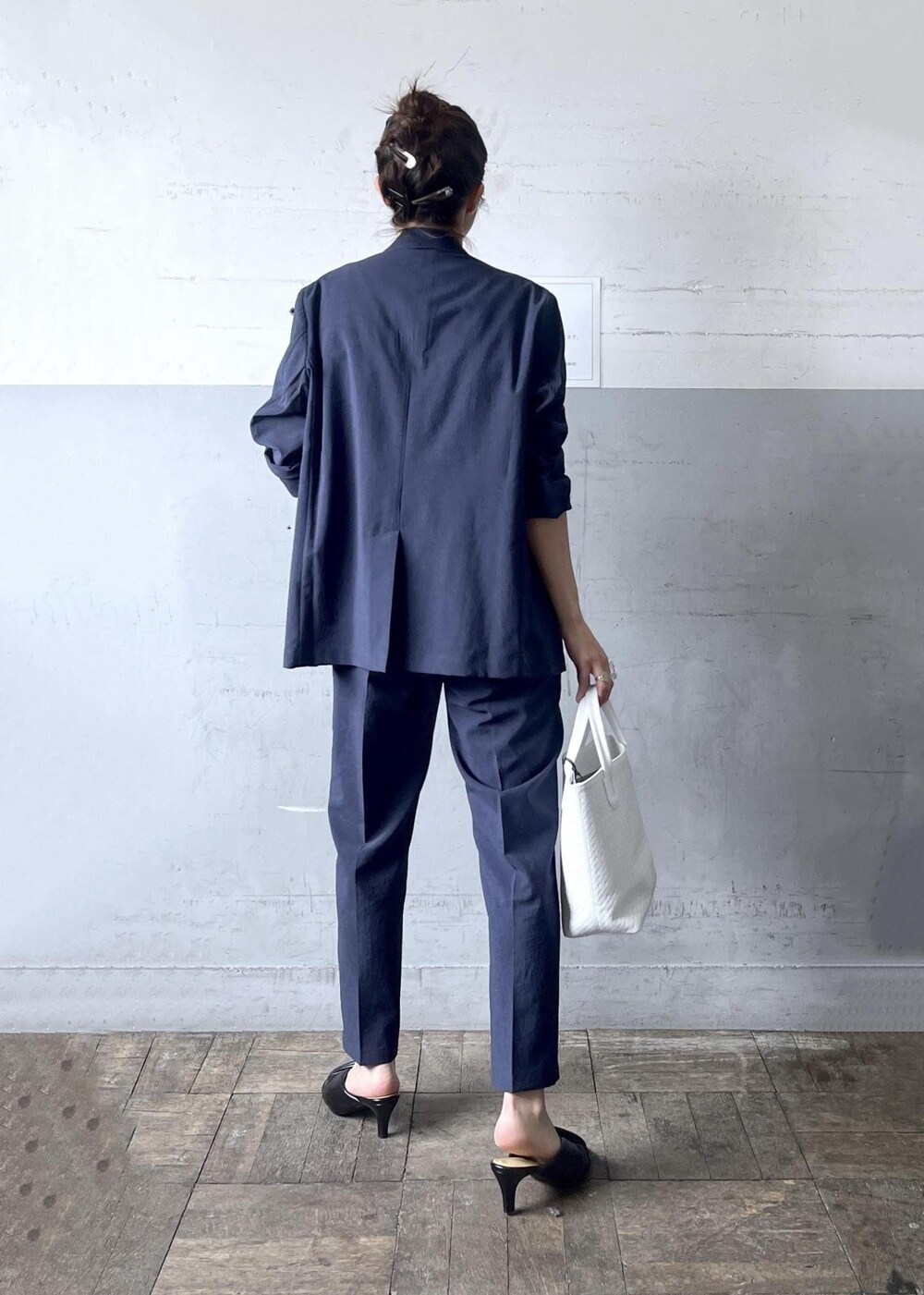「FEMME、HOMME、UNISEX、骨格ナチュラル、イエベ、セットアップ対応、セットアイテム、SETアイテム、夏、夏ファッション、スタイルカバー、洗える、ウォッシャブル、Tシャツ、スラックスパンツ」｜「ADAM ET ROPE'のツイストパデッドミュール（サンダル、ブラック系）」を使った、tampoさん（レディース・158cm）の春コーディネートの3枚目の写真