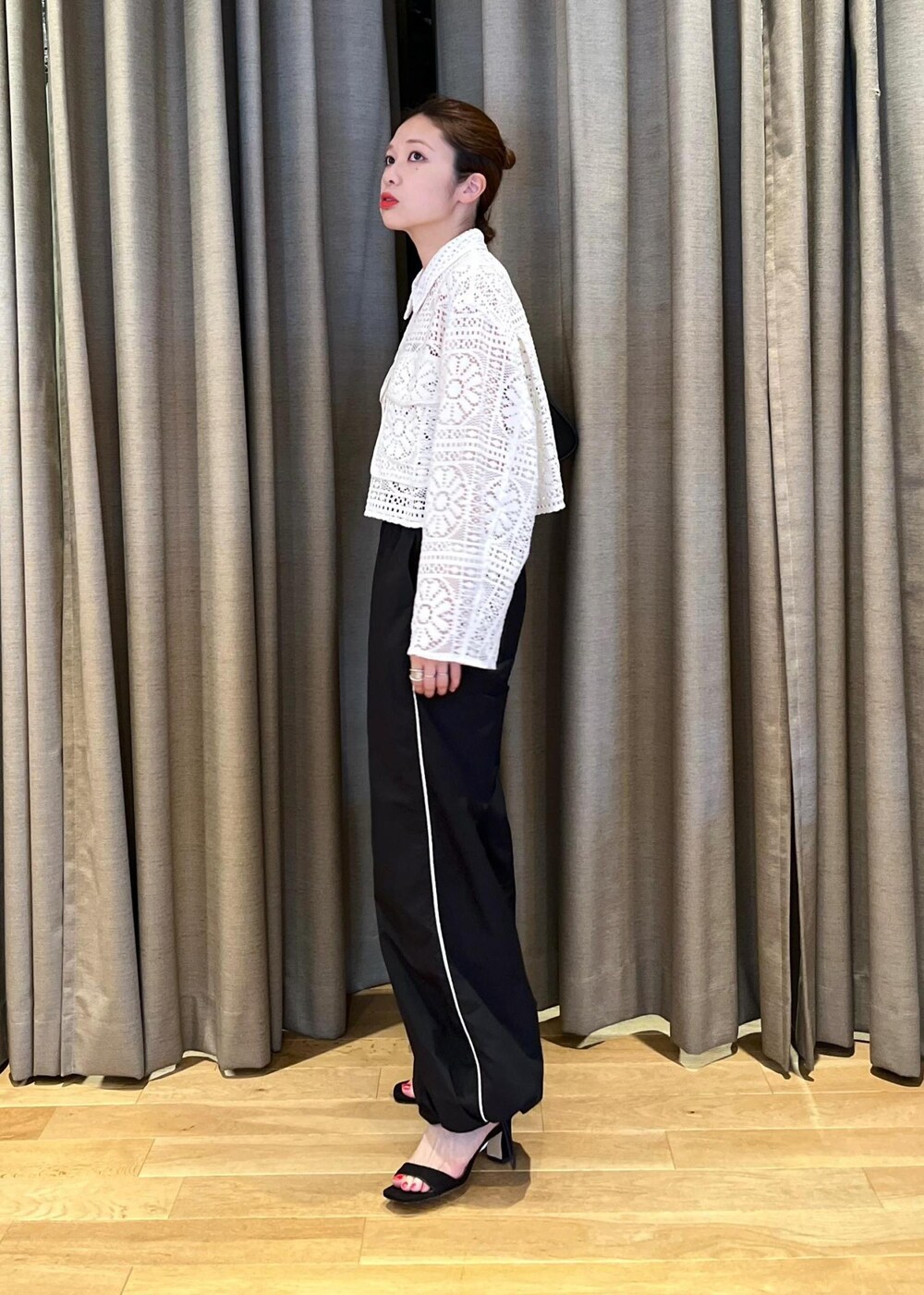 「イエベ春、イエベスプリング、ナチュラル、discus、ディスカス、ブラック、ホワイト、長袖、シャツ、襟、パンツ、サンダル、ヒール、ストラップ、ストラップサンダル」｜「ADAM ET ROPE'の【一部WEB限定カラー】アンクルストラップサンダル（サンダル、ブラック系）」を使った、tampoさん（レディース・158cm）の夏コーディネートの2枚目の写真