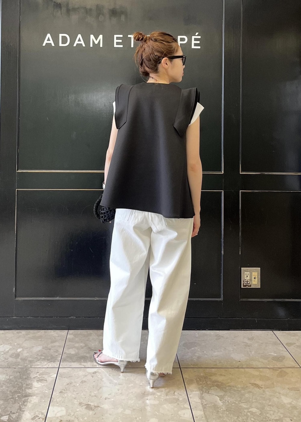 「ナチュラル、イエベ春、イエベスプリング、sisi joia、シシ ジョイア、hanes、ヘインズ、ブラック、ノースリーブ、Vネック、ホワイト、スリット、パンツ、デニム、サンダル」|「ADAM ET ROPE'の【サステナブル・セットアップ対応】フレアスリーブダンボールプルオーバー(Tシャツ/カットソー、ブラック系)」を使った、tampoさん(レディース・158cm)の夏コーディネートの4枚目の写真