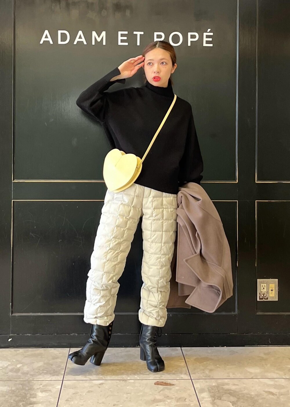 「SNaPMeAward23w、ハート、ショルダーバッグ、イエロー、キルティング、長袖、コート、ブラック、ブーツ、ヒール、ADAM ET ROPÉ、UNISEX、骨格ナチュラル、イエベ、大人カジュアル」｜「ADAM ET ROPE'のウォッシャブルウールクロップドプルオーバー（ニット/セーター、ブラック系）」を使った、tampoさん（レディース・158cm）の冬コーディネートの8枚目の写真