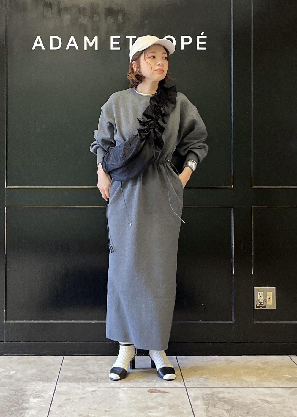 「グレー、長袖、ロング、ワンピース、ADAM ET ROPÉ、FEMME、骨格ナチュラル、イエベ、大人カジュアル、フェミニン、スポーティー、秋コーデ、冬コーデ、秋ファッション、冬ファッション」｜「ADAM ET ROPE'のバルキーニーハイソックス（ソックス/靴下、ホワイト系）」を使った、tampoさん（レディース・158cm）の秋コーディネートの2枚目の写真