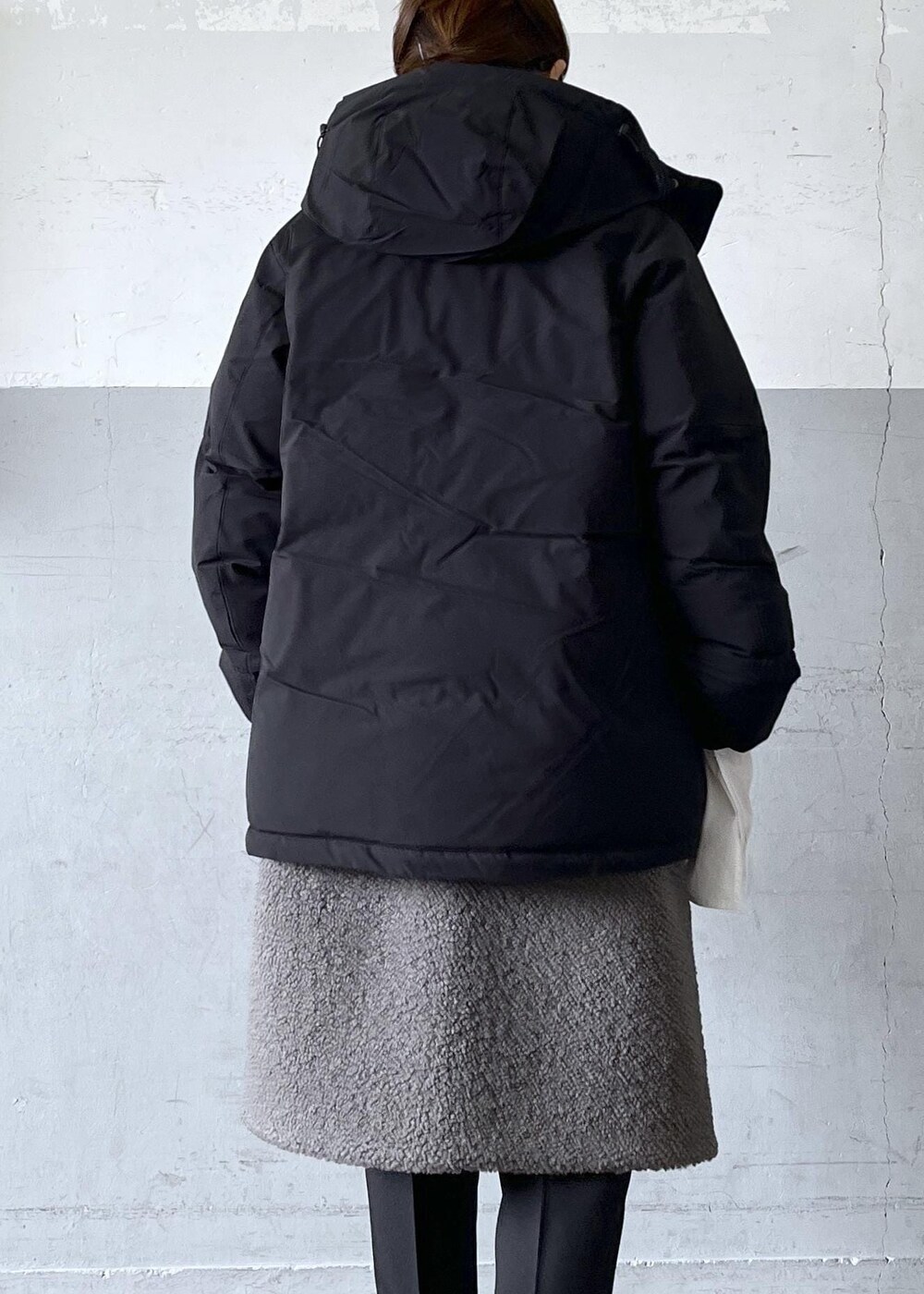 「ボア、ブラック、グレー、長袖、コート、ダウン、パンツ、ADAM ET ROPÉ、FEMME、HOMME、UNISEX、骨格ナチュラル、イエベ、カジュアル、大人カジュアル」｜「ADAM ET ROPE'の【ALLIED/アライド】ショートダウンジャケット / 防水性 / 透湿性 / 保温性 / ユニセックス（ダウンジャケット/コート、ブラック系）」を使った、tampoさん（レディース・158cm）の秋コーディネートの5枚目の写真