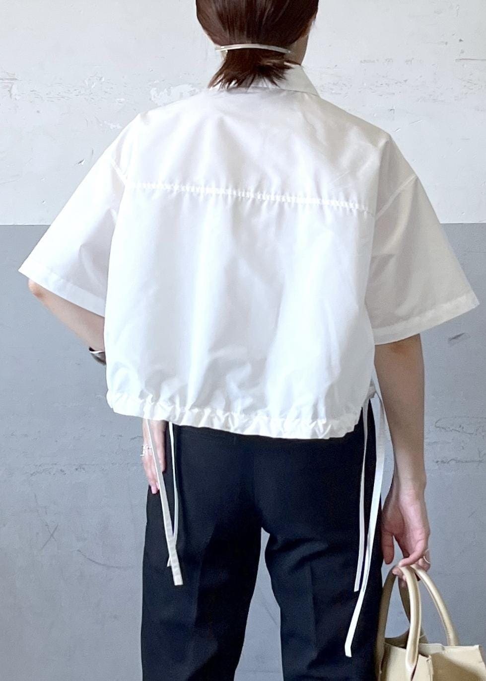 「シャツ、パンツ、ローファー、ADAM ET ROPÉ、FEMME、骨格ナチュラル、イエベ、大人カジュアル、夏、夏コーデ、夏ファッション、オーバーサイズ、ビッグシルエット、ボリューム袖、洗える」|「ADAM ET ROPE'の【サステナブル】スリムスラックス(スラックス、ブラック系)」を使った、tampoさん(レディース・158cm)の春コーディネートの9枚目の写真