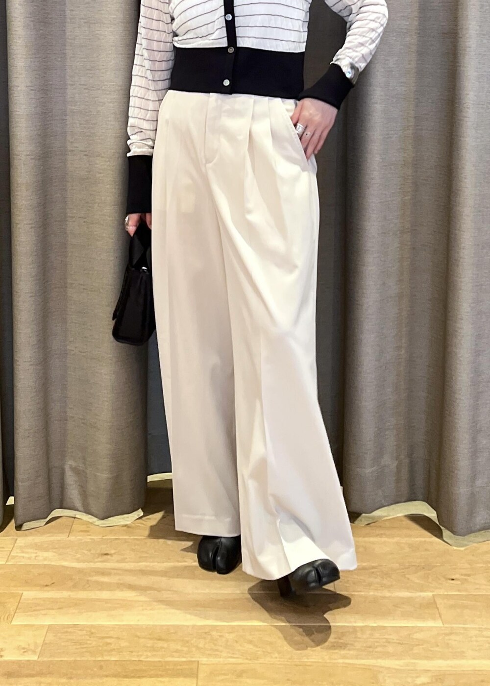 「ナチュラル、イエベ春、イエベスプリング、ホワイト、長袖、パンツ、ワイド、ストレート、センタープレス、ADAM ET ROPÉ、FEMME、骨格ナチュラル、イエベ、カジュアル、大人カジュアル」|「ADAM ET ROPE'のオーガニックベアキャミソール(キャミソール、ホワイト系)」を使った、tampoさん(レディース・158cm)の夏コーディネートの7枚目の写真