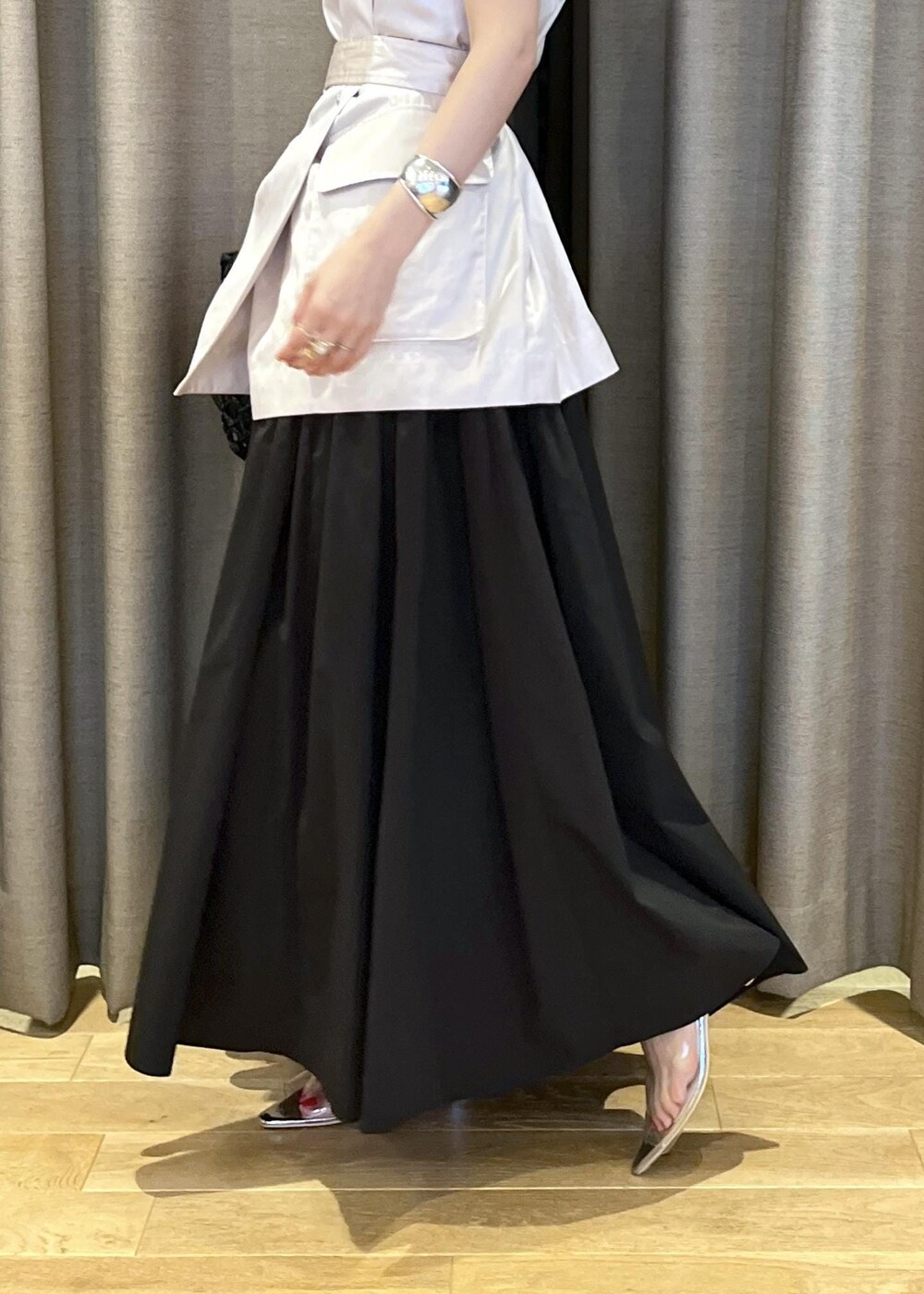 「オフホワイト、イエベ春、イエベスプリング、ナチュラル、ホワイト、ノースリーブ、ベルト、ベルト付き、ウエストマーク、ロング、フレア、フレアスカート、マキシ、ギャザー、ギャザースカート」｜「ADAM ET ROPE'のクリアミュール（サンダル、シルバー系）」を使った、tampoさん（レディース・158cm）の夏コーディネートの8枚目の写真