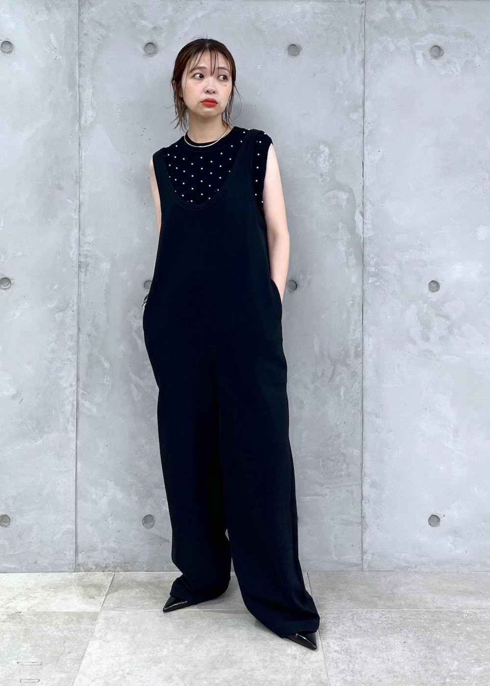 「パール、FEMME、骨格ナチュラル、イエベ、夏、夏ファッション、ワントーン、スタイルカバー、洗える、ウォッシャブル、ニット、ロンパース、ブラック、ワイド、クルーネック」｜「ADAM ET ROPE'の【逸品】パールニットプルオーバー（ニット/セーター、ブラック系）」を使った、tampoさん（レディース・158cm）の夏コーディネートの2枚目の写真