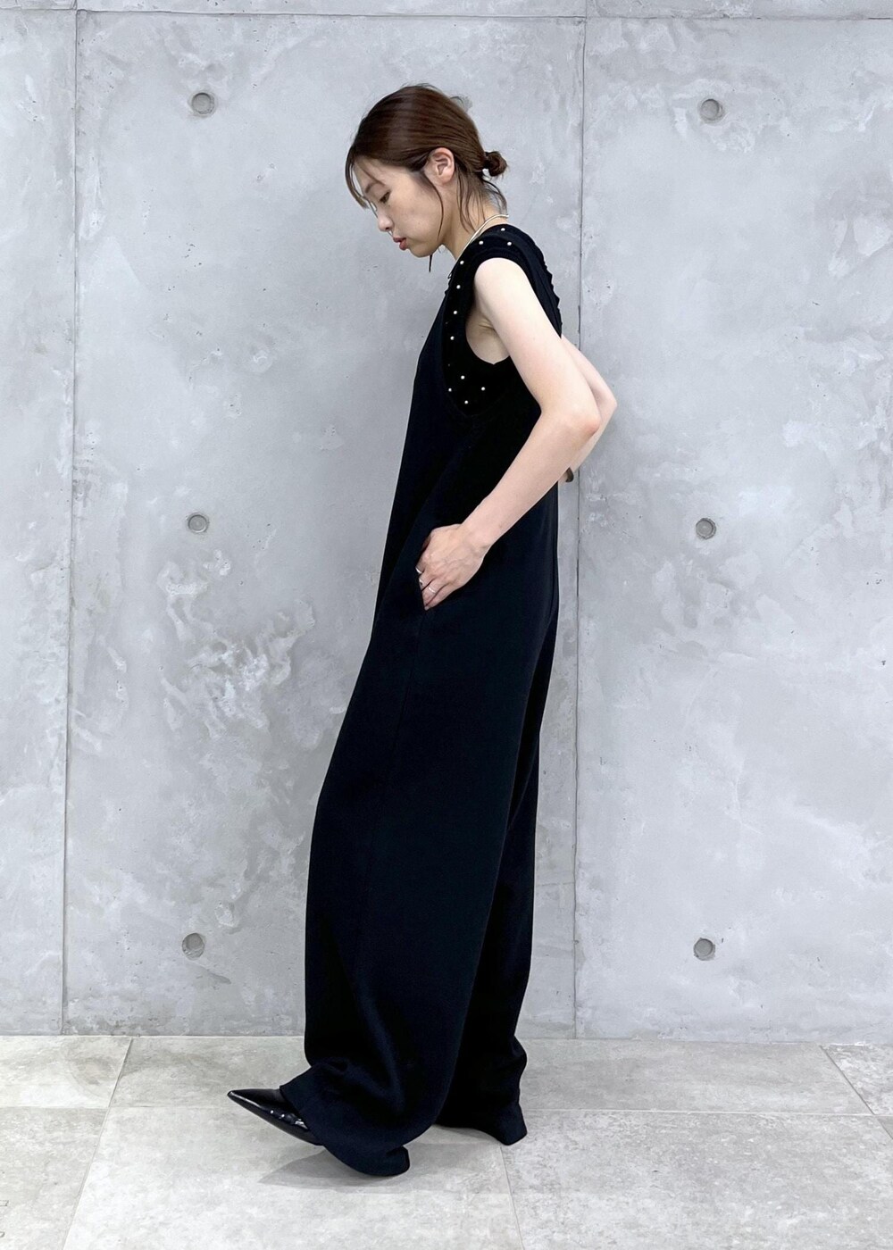 「パール、FEMME、骨格ナチュラル、イエベ、夏、夏ファッション、ワントーン、スタイルカバー、洗える、ウォッシャブル、ニット、ロンパース、ブラック、ワイド、クルーネック」｜「ADAM ET ROPE'の【逸品】パールニットプルオーバー（ニット/セーター、ブラック系）」を使った、tampoさん（レディース・158cm）の夏コーディネートの3枚目の写真