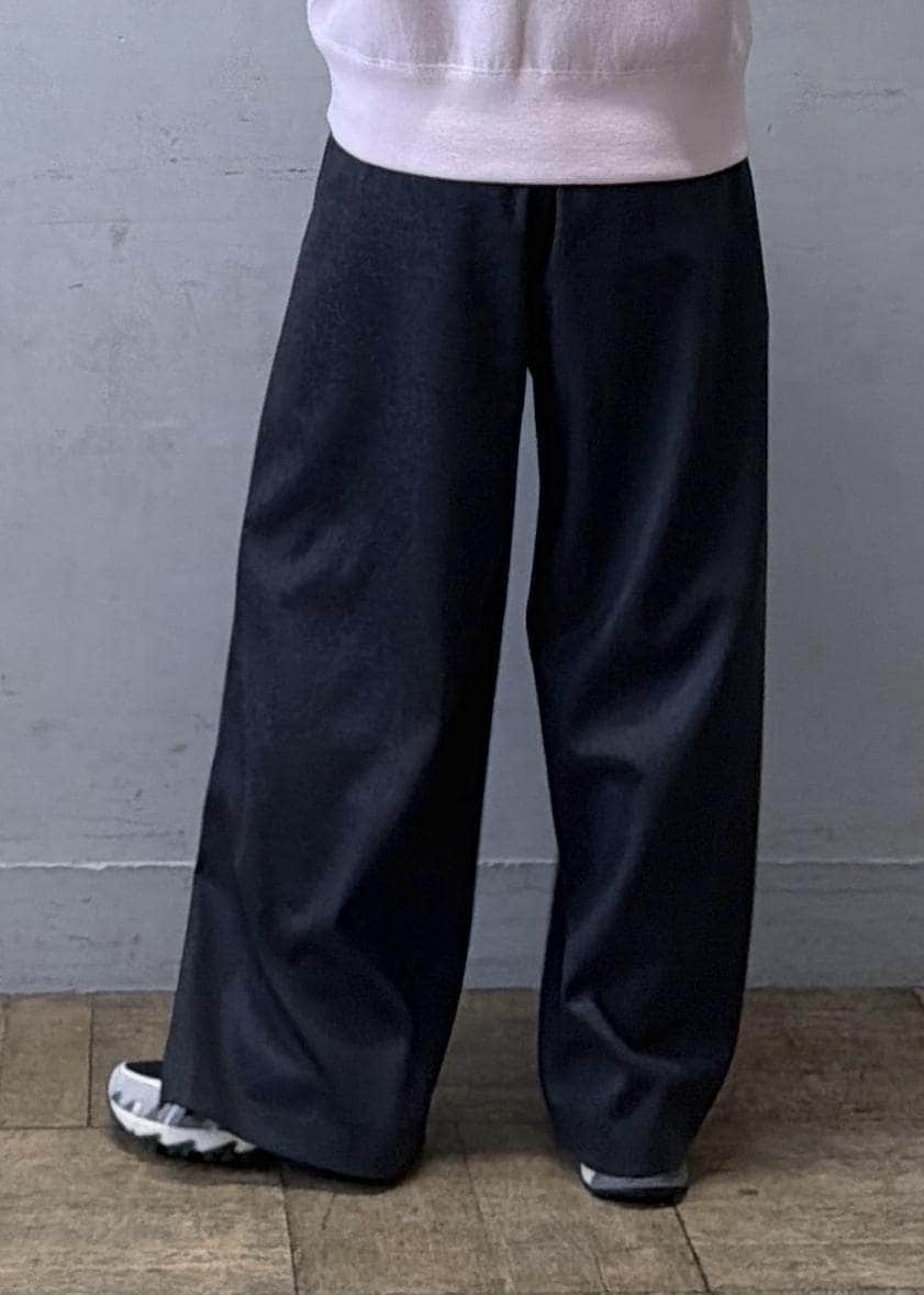 ブラック系のショルダーバッグ、グレー系のスラックス、ピンク系のニット/セーターを着用したレディースの秋コーディネートの10枚目の写真