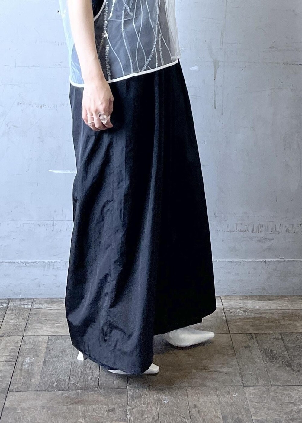 「スパンコール、ホワイト、プルオーバー、ノースリーブ、シアー、ブラック、パンツ、パンプス、ポインテッドトゥ、ADAM ET ROPÉ、FEMME、骨格ナチュラル、イエベ、フェミニン、オケージョン」｜「ADAM ET ROPE'のギャザーパンプス（パンプス、ホワイト系）」を使った、tampoさん（レディース・158cm）の夏コーディネートの10枚目の写真