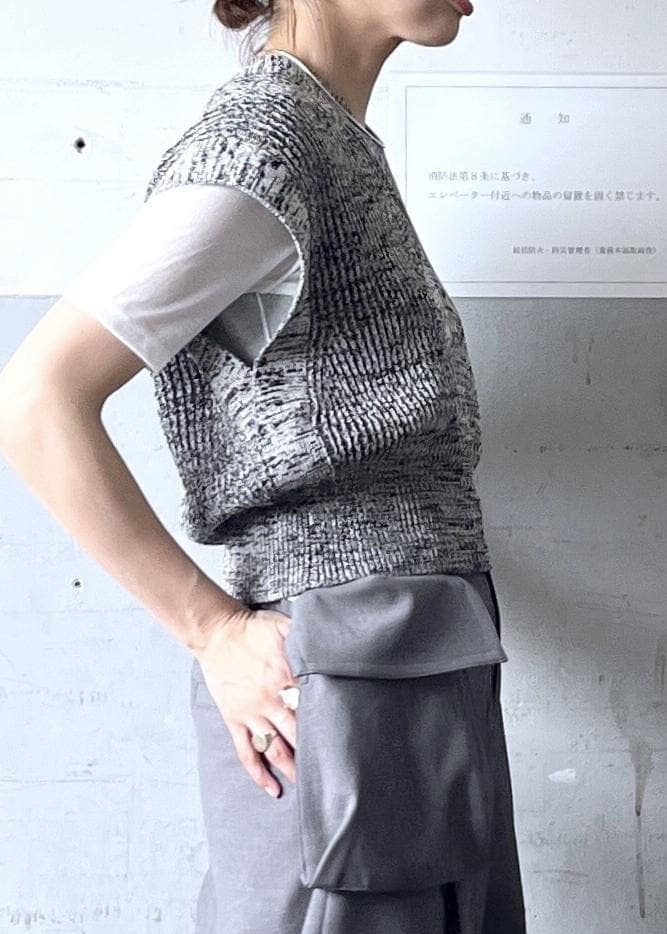 「別注、シルバー、ブラック、ホワイト、半袖、パンツ、ハイウエスト、センタープレス、サンダル、ADAM ET ROPÉ、FEMME、骨格ナチュラル、イエベ、大人カジュアル、レイヤード」|「ADAM ET ROPE'の【LeSportsac for ADAM ET ROPE'】別注 COSMETIC CLUTCH(ポーチ、シルバー系)」を使った、tampoさん(レディース・158cm)の春コーディネートの7枚目の写真