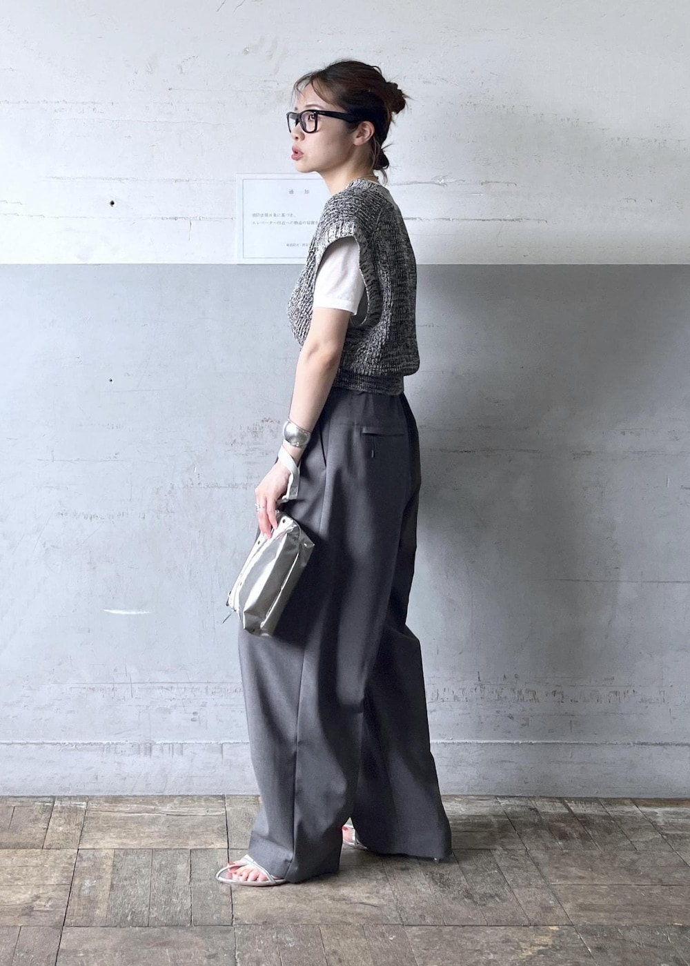 「別注、シルバー、ブラック、ホワイト、半袖、パンツ、ハイウエスト、センタープレス、サンダル、ADAM ET ROPÉ、FEMME、骨格ナチュラル、イエベ、大人カジュアル、レイヤード」|「ADAM ET ROPE'の【LeSportsac for ADAM ET ROPE'】別注 COSMETIC CLUTCH(ポーチ、シルバー系)」を使った、tampoさん(レディース・158cm)の春コーディネートの3枚目の写真