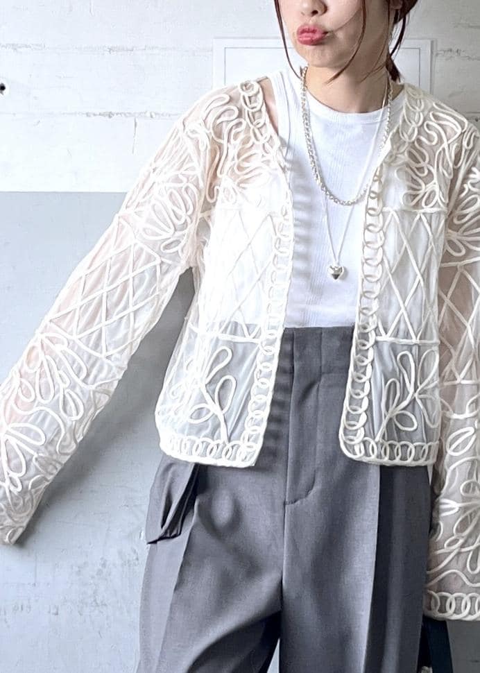 「羽織り、ホワイト、長袖、刺繍、パンツ、グレー、ハイウエスト、センタープレス、チャコールグレー、サンダル、フラット、ADAM ET ROPÉ、FEMME、骨格ナチュラル、イエベ」｜「ADAM ET ROPE'のナローフラットサンダル（サンダル、ブラック系）」を使った、tampoさん（レディース・158cm）の夏コーディネートの6枚目の写真
