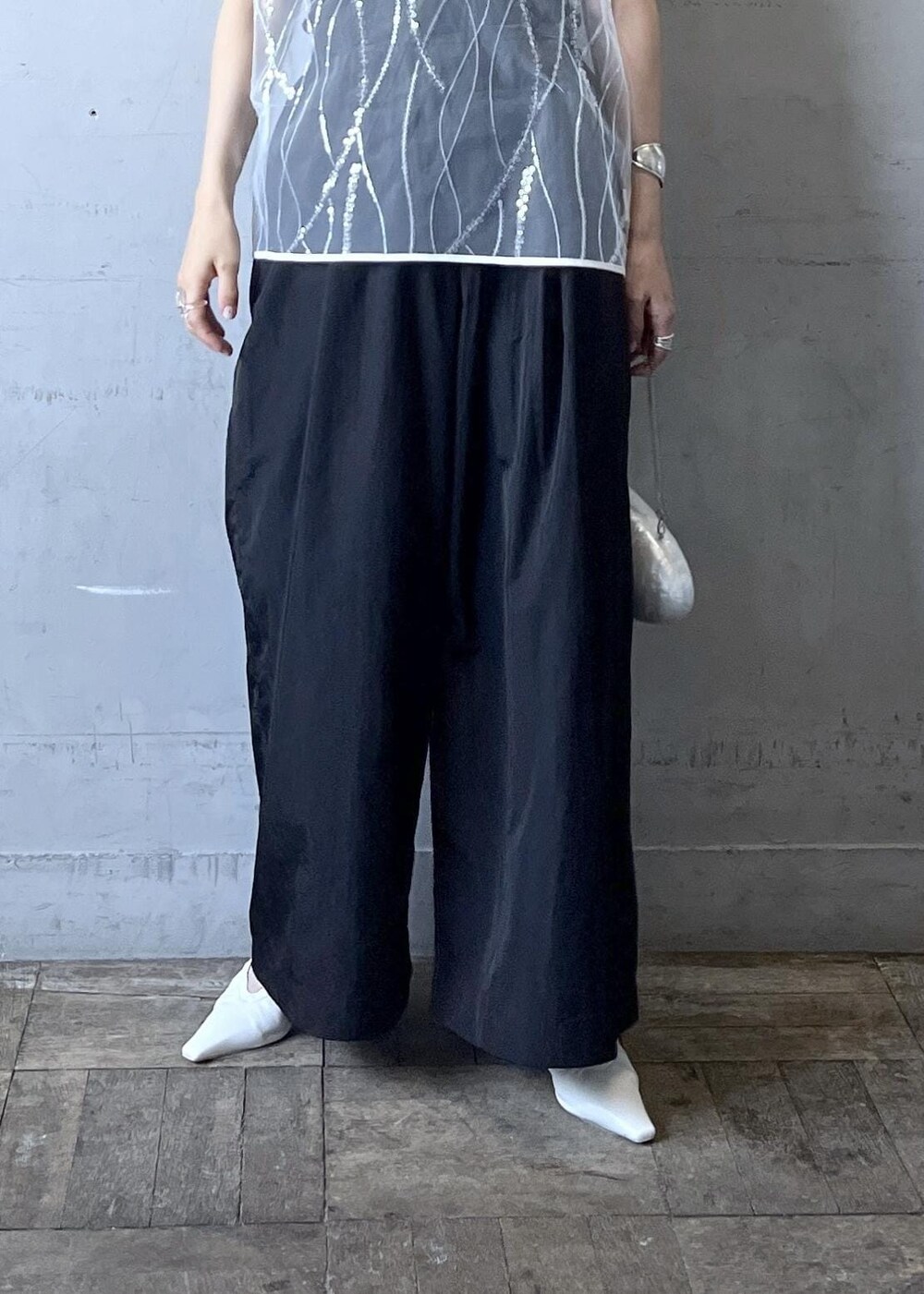 「スパンコール、ホワイト、プルオーバー、ノースリーブ、シアー、ブラック、パンツ、パンプス、ポインテッドトゥ、ADAM ET ROPÉ、FEMME、骨格ナチュラル、イエベ、フェミニン、オケージョン」｜「ADAM ET ROPE'のギャザーパンプス（パンプス、ホワイト系）」を使った、tampoさん（レディース・158cm）の夏コーディネートの9枚目の写真