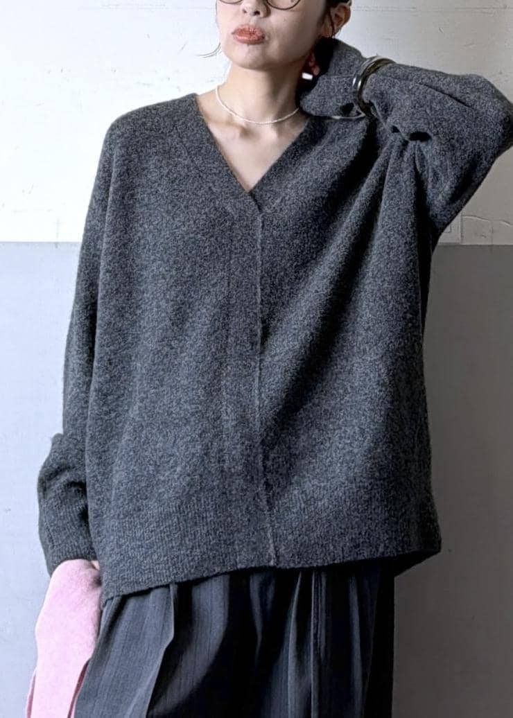 ホワイト系のハンドバッグ、グレー系のスラックス、グレー系のニット/セーターを着用したレディースの秋コーディネートの8枚目の写真