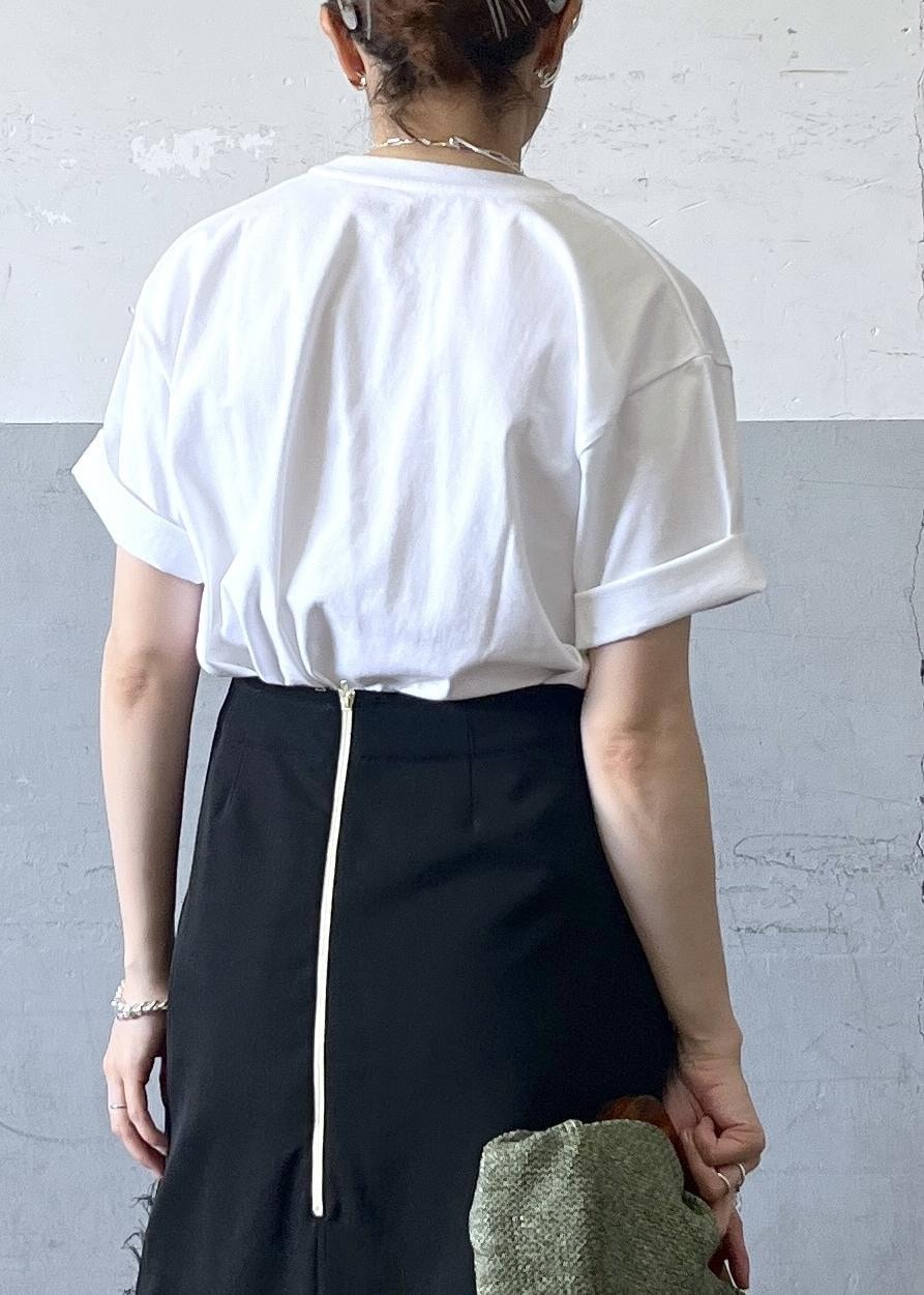 「サングラス、別注、ホワイト、Tシャツ、ロゴ、半袖、クルーネック、ブラック、ADAM ET ROPÉ、FEMME、骨格ナチュラル、イエベ、大人カジュアル、夏、夏コーデ」｜「ADAM ET ROPE'の【SITA NEVADO(シタネバド)】RAFIA CLUTCH BAG（クラッチバッグ、グリーン系）」を使った、tampoさん（レディース・158cm）の夏コーディネートの9枚目の写真