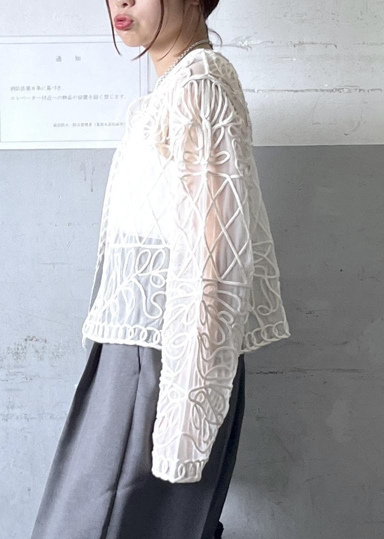 「羽織り、ホワイト、長袖、刺繍、パンツ、グレー、ハイウエスト、センタープレス、チャコールグレー、サンダル、フラット、ADAM ET ROPÉ、FEMME、骨格ナチュラル、イエベ」｜「ADAM ET ROPE'のナローフラットサンダル（サンダル、ブラック系）」を使った、tampoさん（レディース・158cm）の夏コーディネートの7枚目の写真