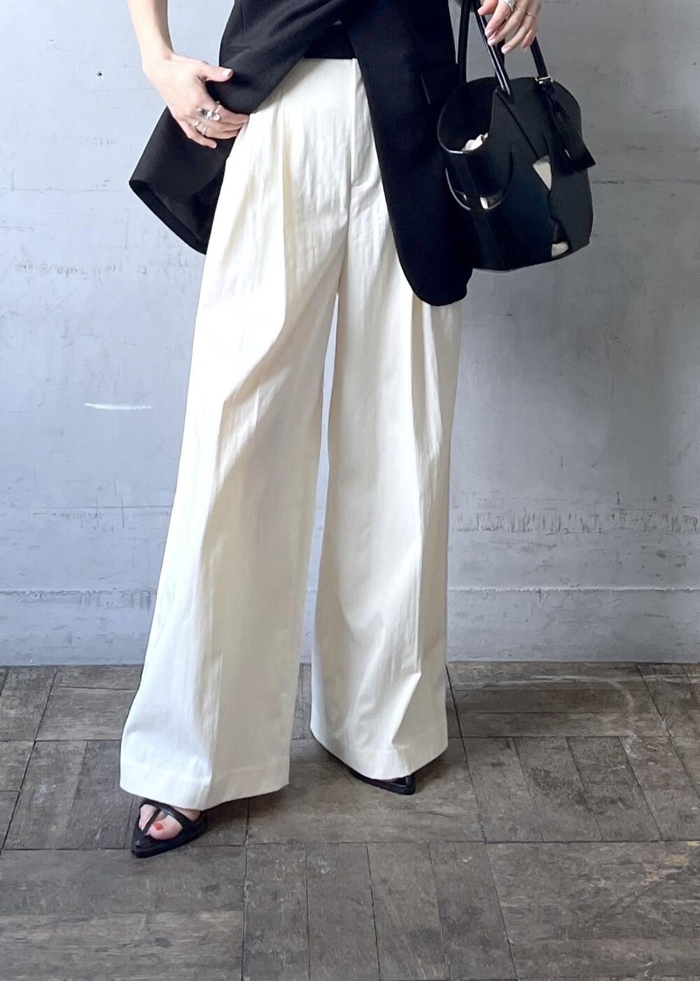 「ブラック、Vネック、ベスト、パンツ、ワイド、ADAM ET ROPÉ、FEMME、骨格ナチュラル、イエベ、きれいめ、レイヤード、仕事着、通勤、春、夏」|「ADAM ET ROPE'のナローラインサンダル(サンダル、ブラック系)」を使った、tampoさん(レディース・158cm)の春コーディネートの9枚目の写真