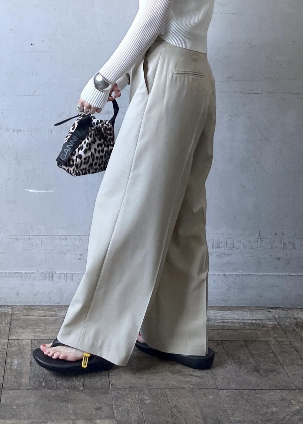 「ラップパンツ、サングラス、リブ、ホワイト、長袖、パンツ、ワイド、十分丈、サンダル、フラット、ADAM ET ROPÉ、FEMME、骨格ナチュラル、イエベ、大人カジュアル」|「ADAM ET ROPE'のカップ付きタンクトップ(タンクトップ、ホワイト系)」を使った、tampoさん(レディース・158cm)の春コーディネートの9枚目の写真