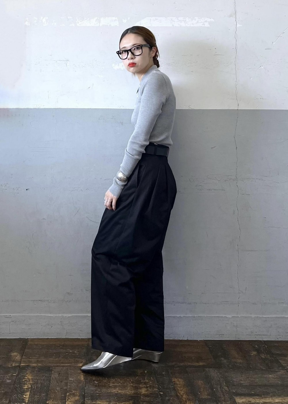 「auralee、オーラリー、イエベ春、イエベスプリング、ナチュラル、ポロ、タックパンツ、チノパンツ、パール、ハンドバッグ、グレー、長袖、パンツ、ベルト、ハイウエスト」|「ADAM ET ROPE'のチェーンアクセサリーミニバッグ(ショルダーバッグ、ブラック系)」を使った、tampoさん(レディース・158cm)の夏コーディネートの2枚目の写真