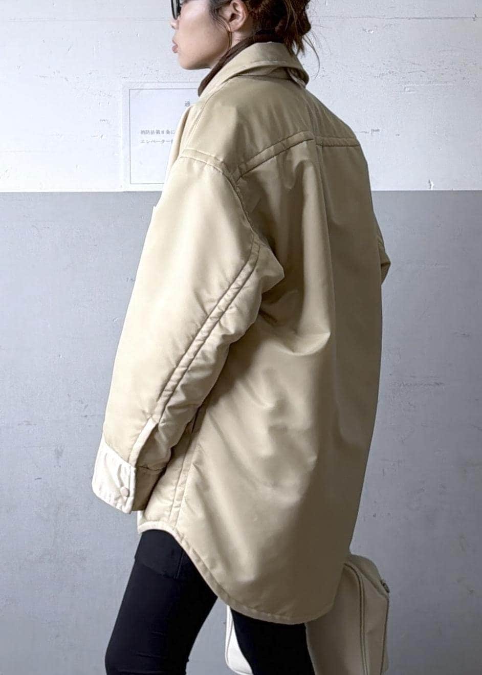 ブラック系のその他パンツ、ベージュ系のブルゾン、ホワイト系のスニーカーを着用したレディースの秋コーディネートの6枚目の写真