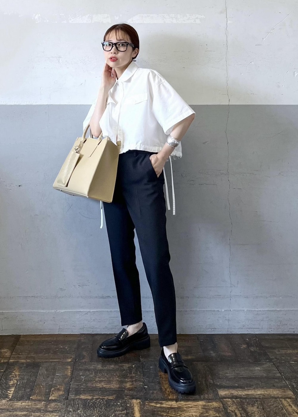 「シャツ、パンツ、ローファー、ADAM ET ROPÉ、FEMME、骨格ナチュラル、イエベ、大人カジュアル、夏、夏コーデ、夏ファッション、オーバーサイズ、ビッグシルエット、ボリューム袖、洗える」|「ADAM ET ROPE'の【サステナブル】スリムスラックス(スラックス、ブラック系)」を使った、tampoさん(レディース・158cm)の春コーディネートの2枚目の写真