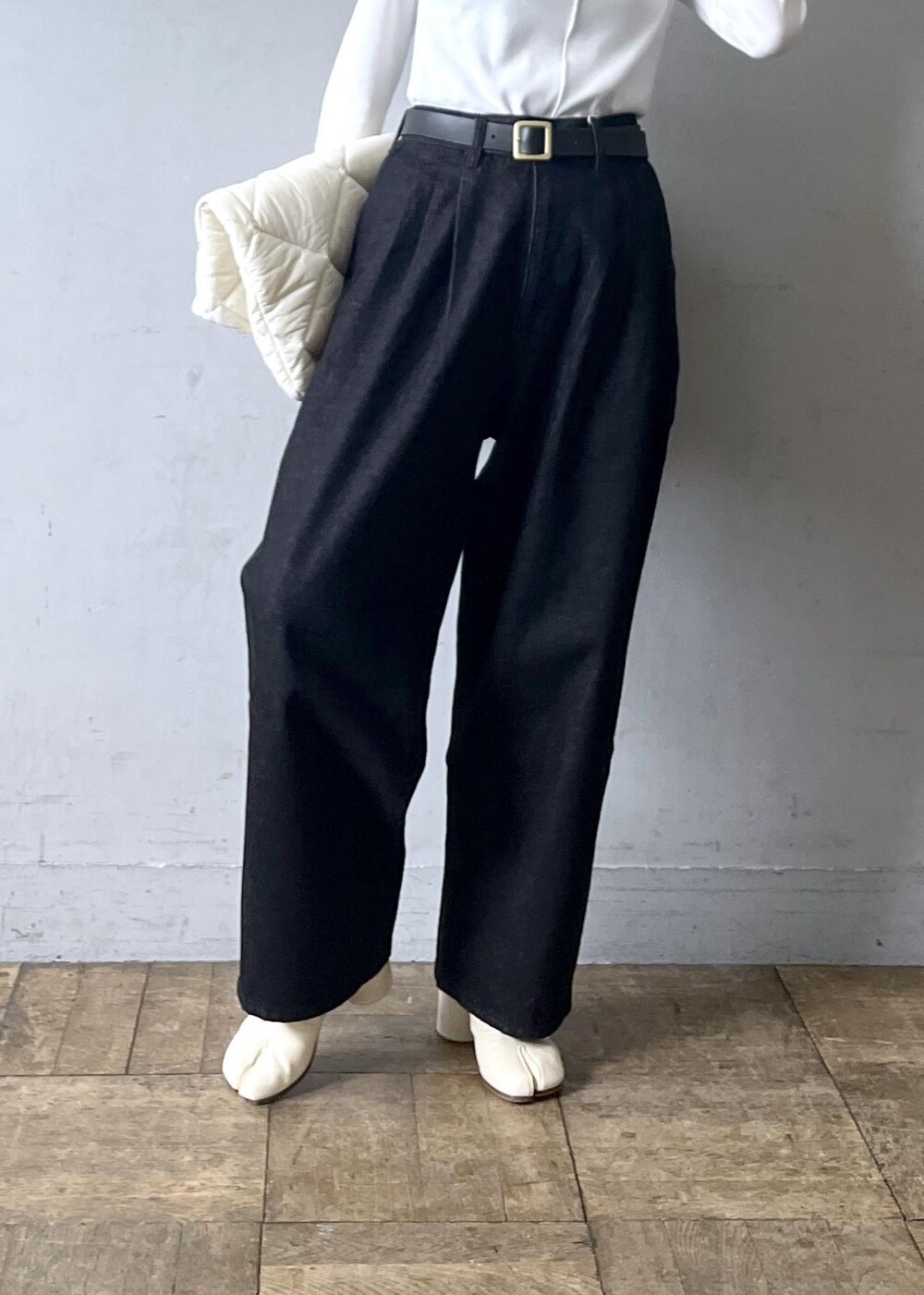 「秋アウター、Gジャン、ブラック、長袖、デニム、ジャケット、ADAM ET ROPÉ、FEMME、HOMME、UNISEX、骨格ナチュラル、イエベ、カジュアル、大人カジュアル、セットアップ」|「ADAM ET ROPE'の【サステナブル・A4対応】キルティングトートバッグ(トートバッグ、ホワイト系)」を使った、tampoさん(レディース・158cm)の秋コーディネートの9枚目の写真