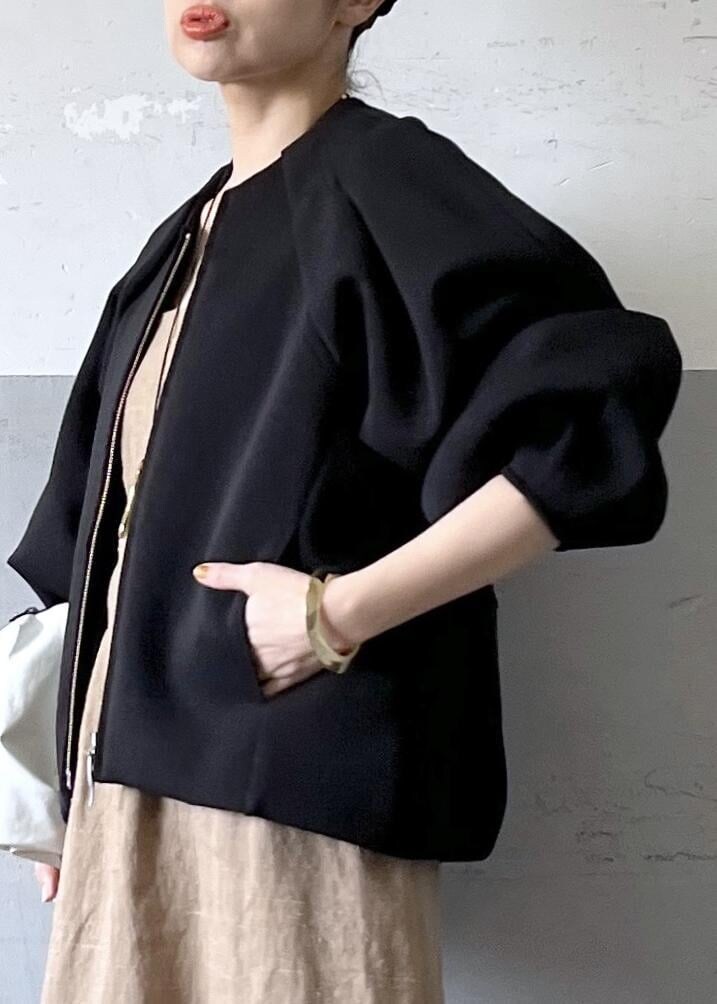 「ブラック、長袖、ショート、ブルゾン、ベージュ、ワンピース、ADAM ET ROPÉ、FEMME、骨格ナチュラル、イエベ、大人カジュアル、春、春コーデ、春ファッション、体型カバー」｜「ADAM ET ROPE'のストレッチブーツサンダル（ブーツ、ブラック系）」を使った、tampoさん（レディース・158cm）の春コーディネートの5枚目の写真