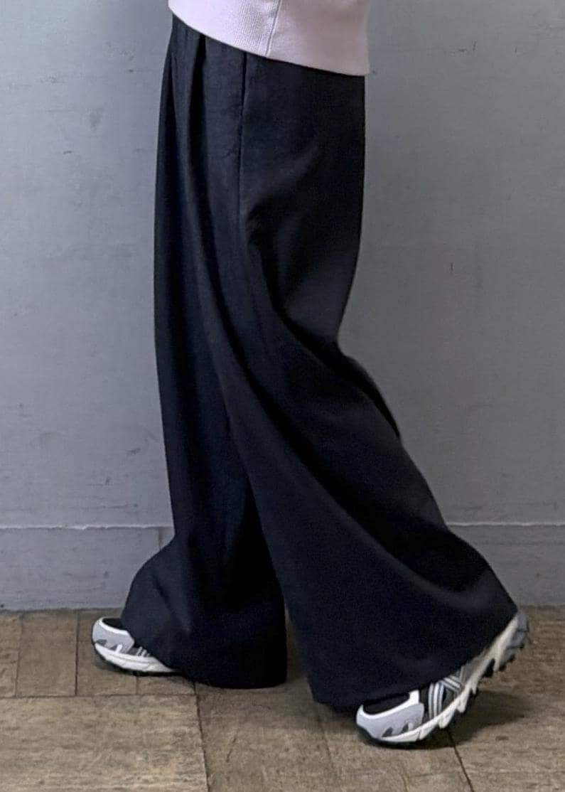 ブラック系のショルダーバッグ、グレー系のスラックス、ピンク系のニット/セーターを着用したレディースの秋コーディネートの9枚目の写真