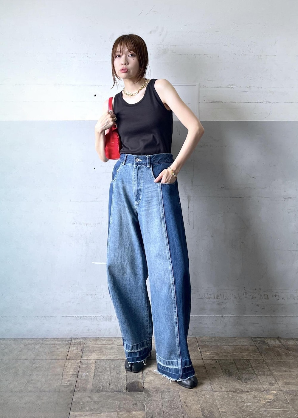 「夏コーデ、お出かけコーデ、女子会コーデ、大人カジュアル、パンツスタイル、カジュアルコーデ、シンプルコーデ、ADAM ET ROPÉ、ナチュラル、イエベ春、敏感、トップス、タンクトップ、パンツ、デニムパンツ」|「ADAM ET ROPE'のカップインサークルカットアメスリタンクトップ(タンクトップ、ブラック系)」を使った、tampoさん(レディース・159cm)の夏コーディネートの2枚目の写真