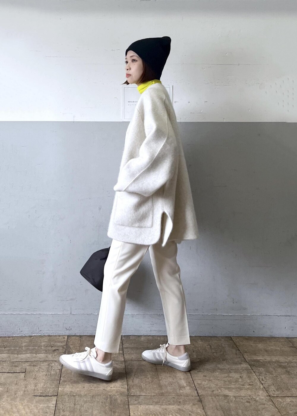 「ショルダーバッグ、巾着、ホワイト、ニット、長袖、コート、ノーカラー、スニーカー、ローカット、ADAM ET ROPÉ、FEMME、骨格ナチュラル、イエベ、きれいめカジュアル、大人カジュアル」|「ADAM ET ROPE'のアンチピリングポイントスリーブタートルニット(ニット/セーター、イエロー系)」を使った、tampoさん(レディース・158cm)の秋コーディネートの3枚目の写真