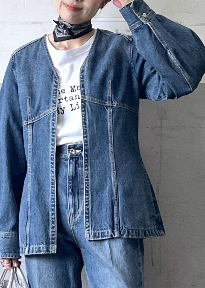 ホワイト系のTシャツ/カットソー、シルバー系のトートバッグ、ブルー系のシャツ/ブラウスを着用したレディースの冬コーディネートの4枚目の写真