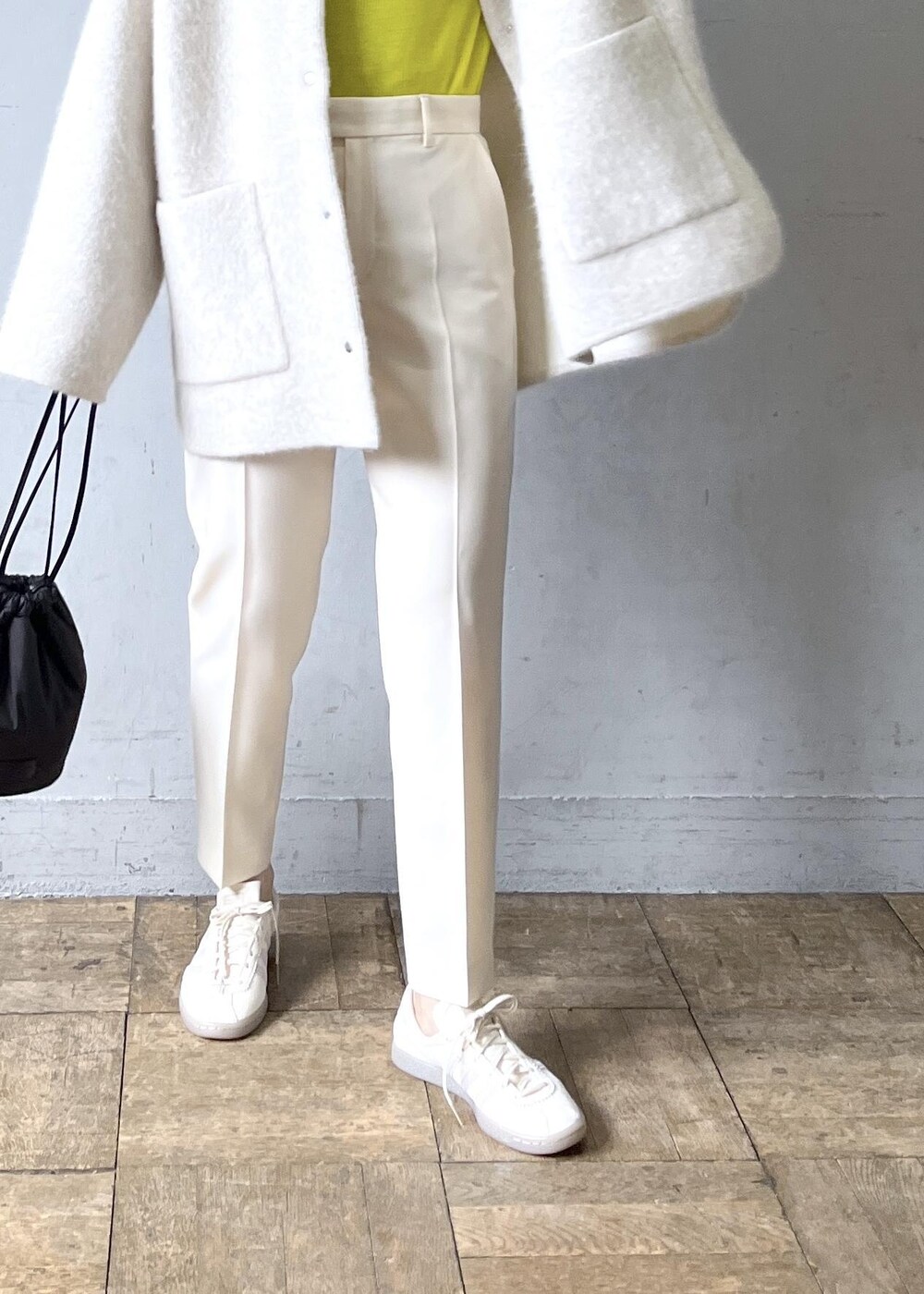 「ショルダーバッグ、巾着、ホワイト、ニット、長袖、コート、ノーカラー、スニーカー、ローカット、ADAM ET ROPÉ、FEMME、骨格ナチュラル、イエベ、きれいめカジュアル、大人カジュアル」|「ADAM ET ROPE'のアンチピリングポイントスリーブタートルニット(ニット/セーター、イエロー系)」を使った、tampoさん(レディース・158cm)の秋コーディネートの9枚目の写真