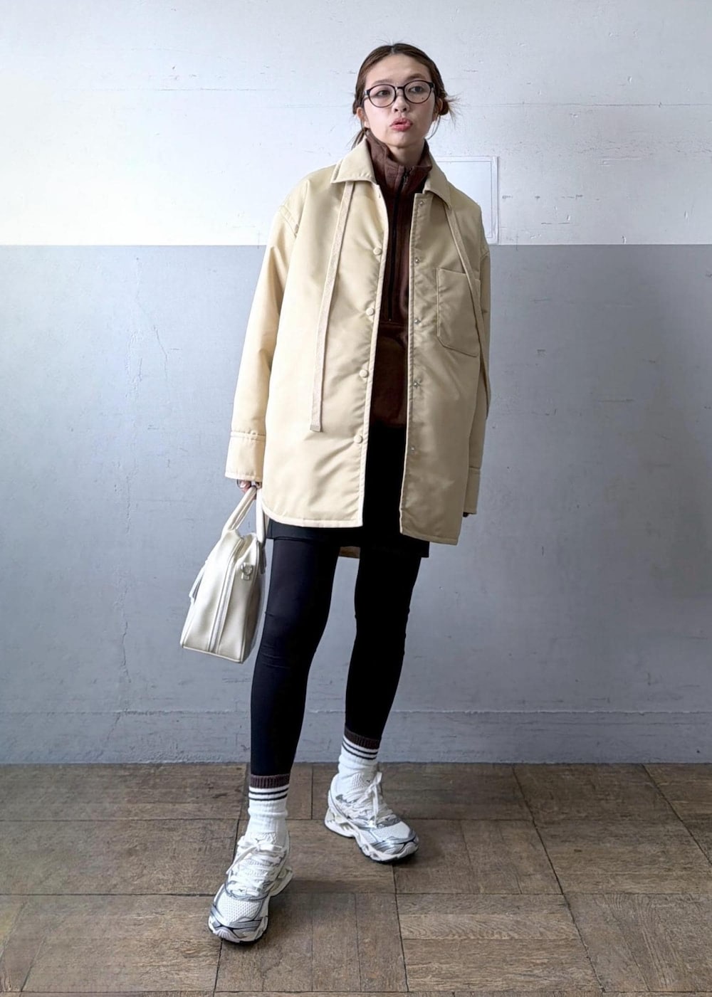 ブラック系のその他パンツ、ベージュ系のブルゾン、ホワイト系のスニーカーを着用したレディースの秋コーディネートの2枚目の写真