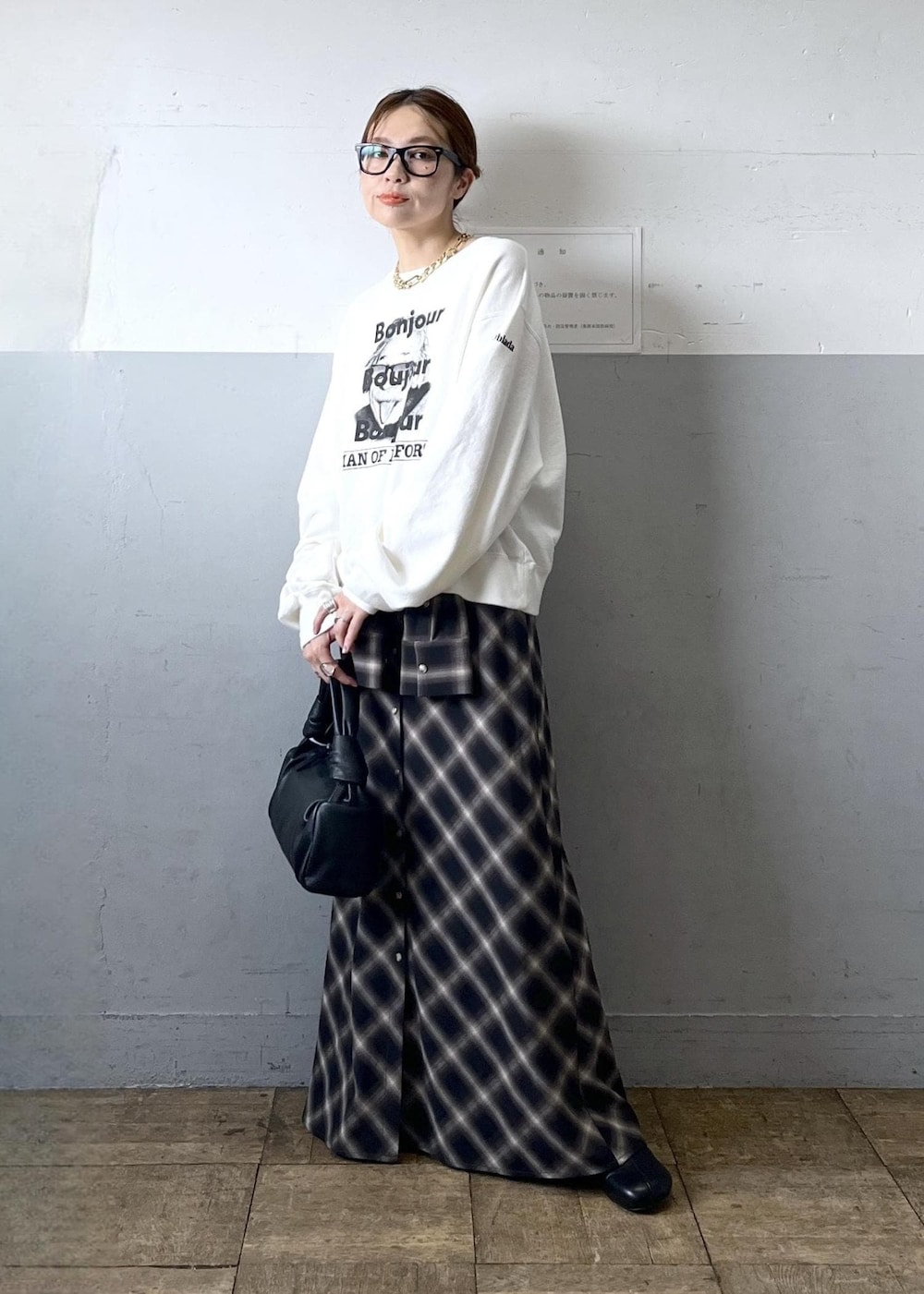 「秋コーデ、デートコーデ、お出かけコーデ、女子会コーデ、大人カジュアル、体型カバー、カジュアルコーデ、別注アイテム、コラボアイテム、ADAM ET ROPÉ、ナチュラル、イエベ春、敏感、トップス、スウェット」｜「ADAM ET ROPE'のラウンドブーツ（ブーツ、ブラック系）」を使った、tampoさん（レディース・159cm）の秋コーディネートの2枚目の写真