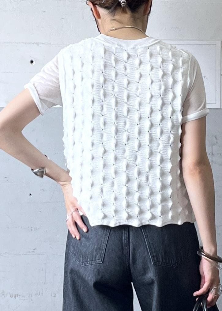 ブラック系のパンプス、ブラック系のデニムパンツ、ホワイト系のTシャツ/カットソーを着用したレディースの夏コーディネートの8枚目の写真