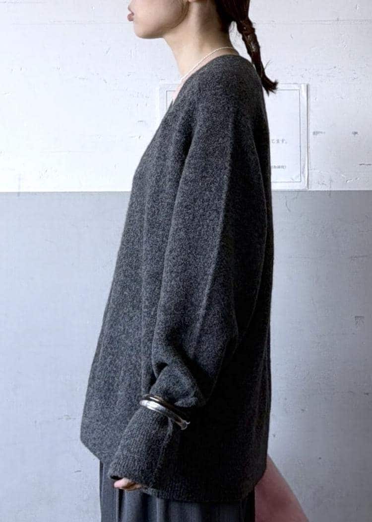 ホワイト系のハンドバッグ、グレー系のスラックス、グレー系のニット/セーターを着用したレディースの秋コーディネートの10枚目の写真