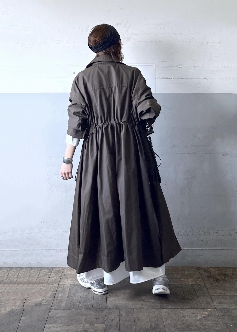 「24SS春の新作、web限定、ホワイト、長袖、ロング、ワンピース、マキシ、シャツワンピース、スニーカー、ADAM ET ROPÉ、FEMME、骨格ナチュラル、イエベ、大人カジュアル、春」｜「ADAM ET ROPE'のテントラインシャツワンピース（シャツワンピース、ホワイト系）」を使った、tampoさん（レディース・158cm）の冬コーディネートの4枚目の写真