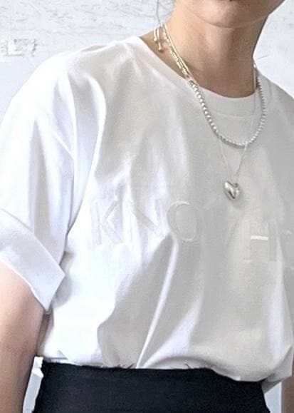 「サングラス、別注、ホワイト、Tシャツ、ロゴ、半袖、クルーネック、ブラック、ADAM ET ROPÉ、FEMME、骨格ナチュラル、イエベ、大人カジュアル、夏、夏コーデ」｜「ADAM ET ROPE'の【SITA NEVADO(シタネバド)】RAFIA CLUTCH BAG（クラッチバッグ、グリーン系）」を使った、tampoさん（レディース・158cm）の夏コーディネートの7枚目の写真