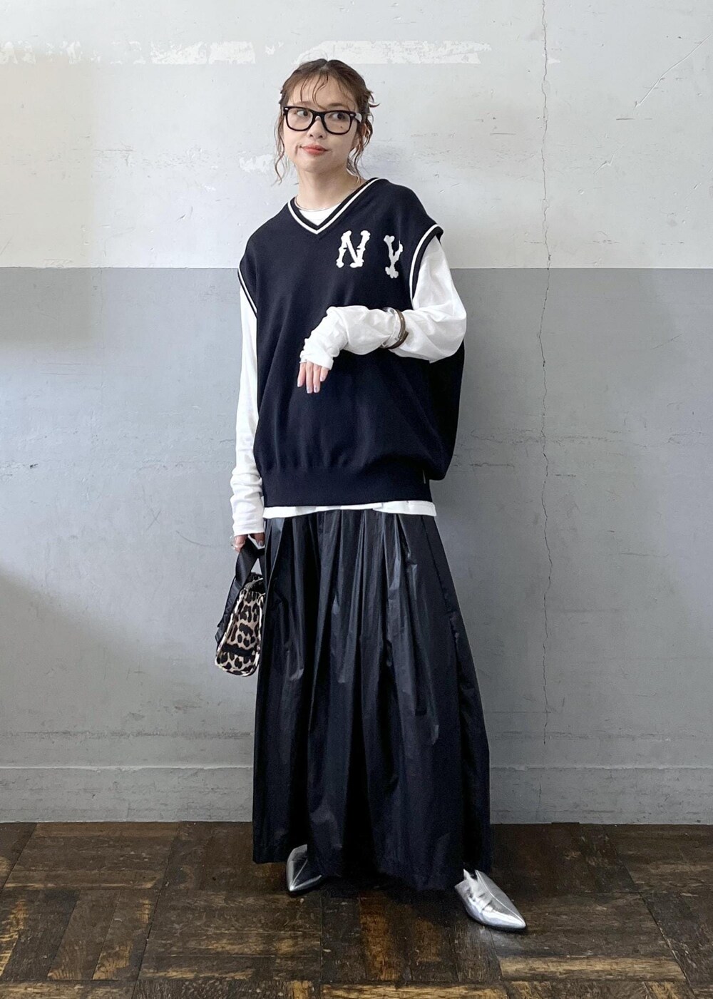 「Vネック、MLB COLLECTION、ブラック、ホワイト、プルオーバー、ロゴ、クルーネック、長袖、Tシャツ、カットソー、ロング、フレア、フレアスカート、マキシ、ギャザー」|「MILLERの【Miller for ADAM ET ROPE' 】別注SHEER TEE(2PACK)(Tシャツ/カットソー、ホワイト系)」を使った、tampoさん(レディース・158cm)の秋コーディネートの2枚目の写真