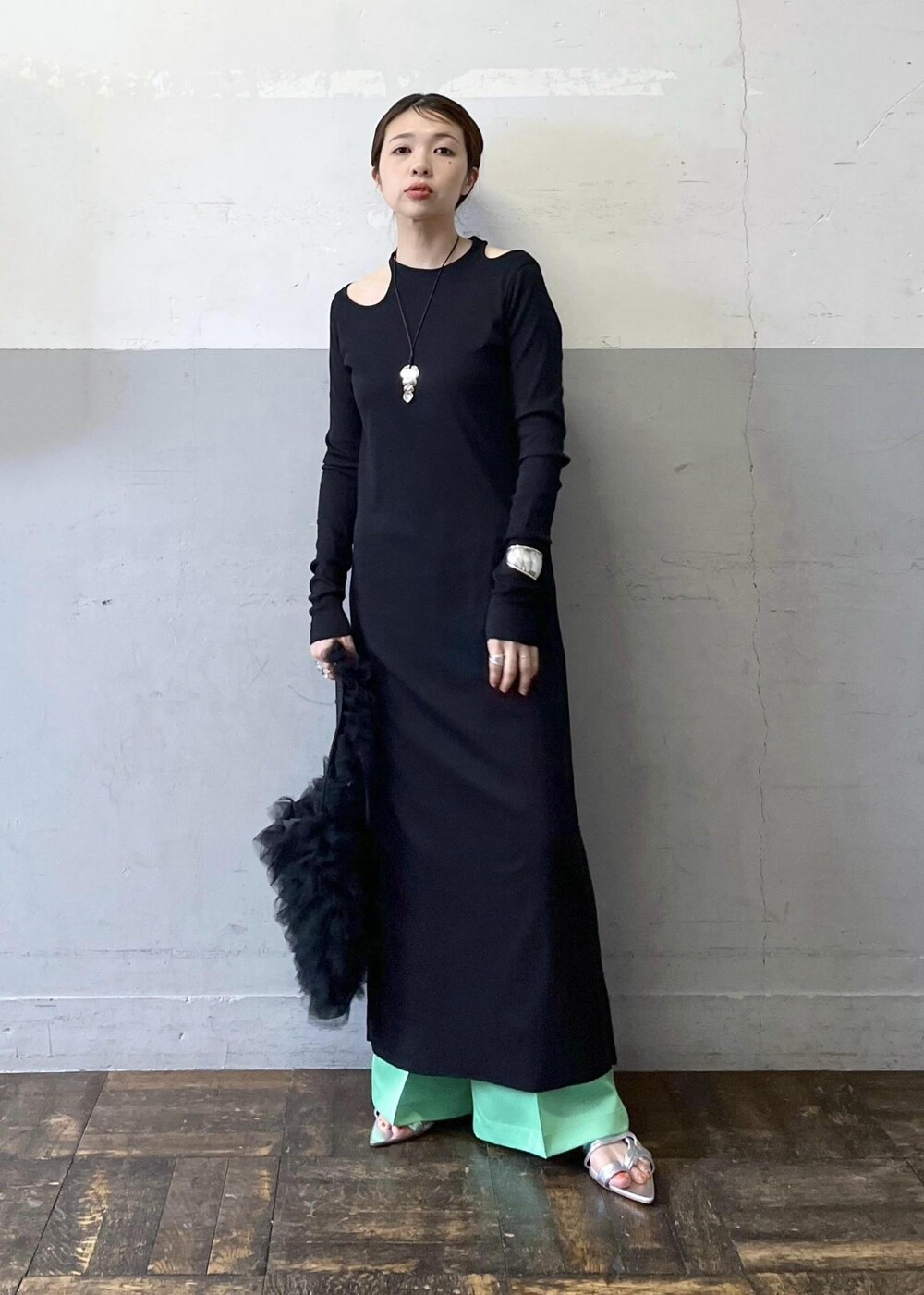 「ブラック、長袖、ロング、ワンピース、スリット、マキシ、タイトワンピース、パンツ、ADAM ET ROPÉ、FEMME、骨格ナチュラル、イエベ、大人カジュアル、レイヤード、春」|「ADAM ET ROPE'のフリルワンショルダーバッグ(ハンドバッグ、ブラック系)」を使った、tampoさん(レディース・158cm)の春コーディネートの2枚目の写真
