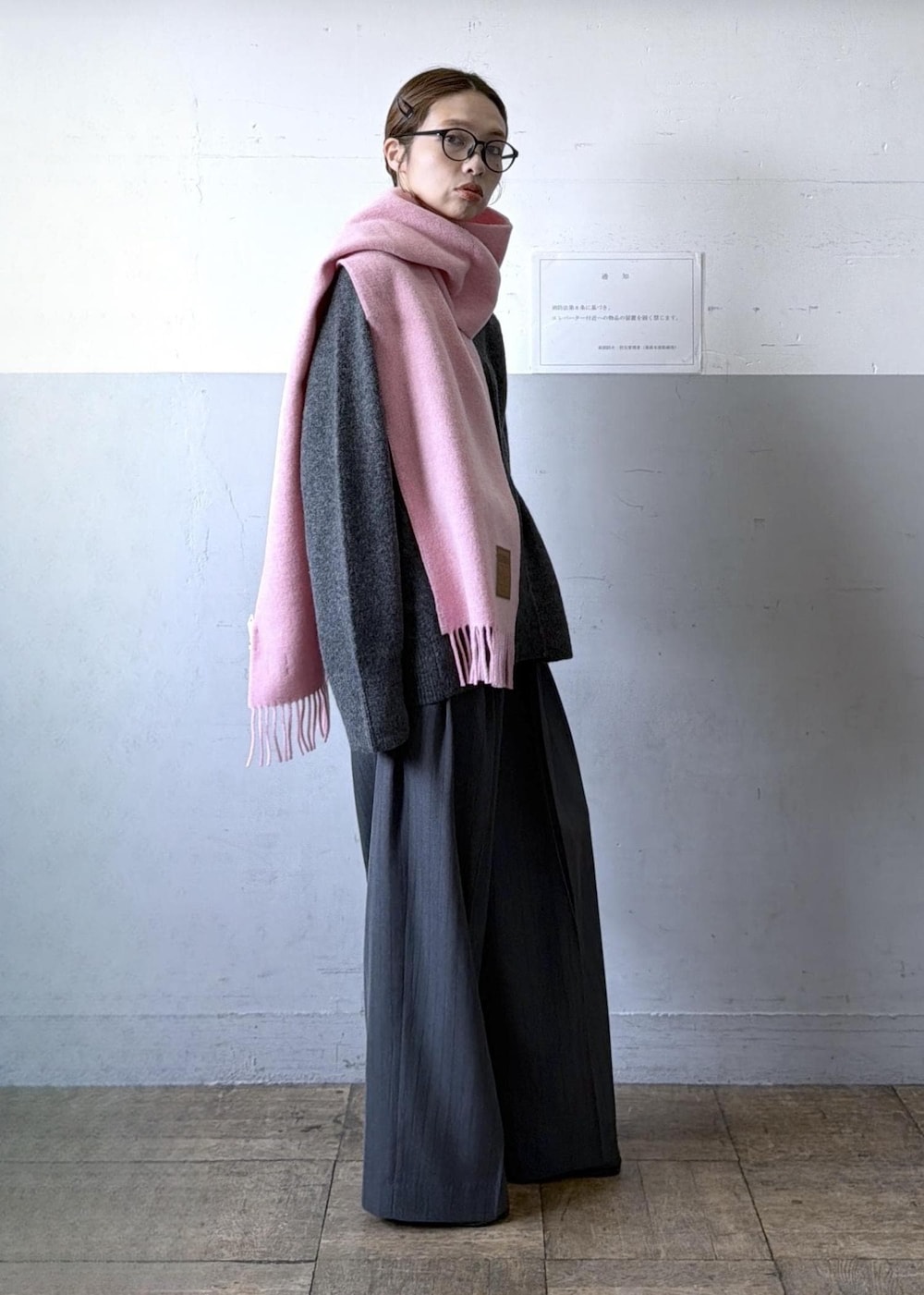 ホワイト系のハンドバッグ、グレー系のスラックス、グレー系のニット/セーターを着用したレディースの秋コーディネートの2枚目の写真