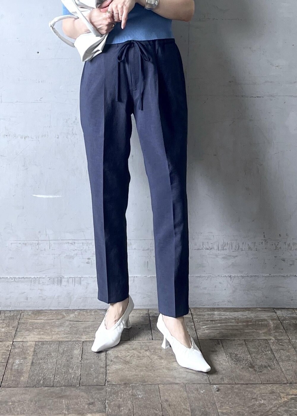 「オーラリー、auralee、FEMME、HOMME、UNISEX、骨格ナチュラル、イエベ、セットアップ対応、夏、夏ファッション、洗える、ウォッシャブル、スラックスパンツ、メガネ、ブルー」｜「ADAM ET ROPE'のメタルカーブチョーカー（チョーカー、シルバー系）」を使った、tampoさん（レディース・158cm）の春コーディネートの7枚目の写真