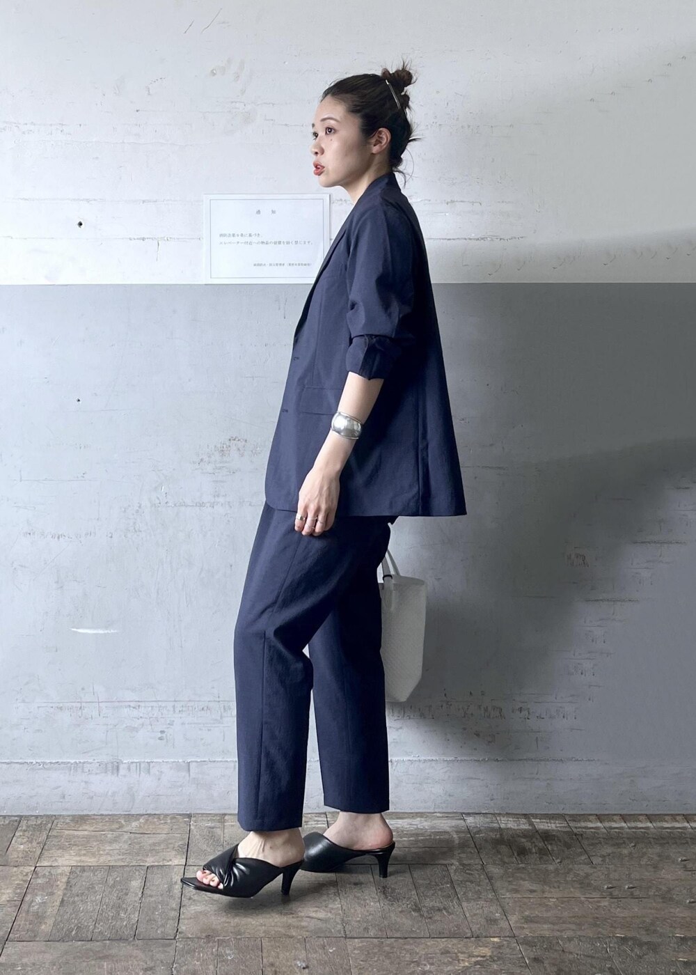 「FEMME、HOMME、UNISEX、骨格ナチュラル、イエベ、セットアップ対応、セットアイテム、SETアイテム、夏、夏ファッション、スタイルカバー、洗える、ウォッシャブル、Tシャツ、スラックスパンツ」｜「ADAM ET ROPE'のツイストパデッドミュール（サンダル、ブラック系）」を使った、tampoさん（レディース・158cm）の春コーディネートの2枚目の写真