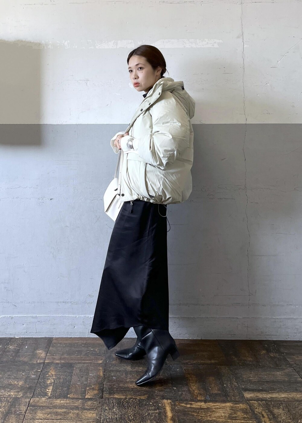 「baserange、ベースレンジ、長袖、ショート、ホワイト、ニット、ダウン、ブラック、ワンピース、ブーツ、ADAM ET ROPÉ、FEMME、HOMME、UNISEX、骨格ナチュラル」|「ADAM ET ROPE'のナロースクエアトゥロングブーツ(ブーツ、ブラック系)」を使った、tampoさん(レディース・158cm)の秋コーディネートの2枚目の写真