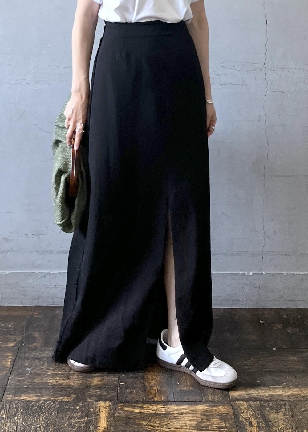 「サングラス、別注、ホワイト、Tシャツ、ロゴ、半袖、クルーネック、ブラック、ADAM ET ROPÉ、FEMME、骨格ナチュラル、イエベ、大人カジュアル、夏、夏コーデ」｜「ADAM ET ROPE'の【SITA NEVADO(シタネバド)】RAFIA CLUTCH BAG（クラッチバッグ、グリーン系）」を使った、tampoさん（レディース・158cm）の夏コーディネートの10枚目の写真