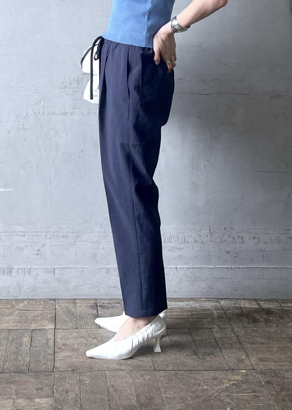 「オーラリー、auralee、FEMME、HOMME、UNISEX、骨格ナチュラル、イエベ、セットアップ対応、夏、夏ファッション、洗える、ウォッシャブル、スラックスパンツ、メガネ、ブルー」｜「ADAM ET ROPE'のメタルカーブチョーカー（チョーカー、シルバー系）」を使った、tampoさん（レディース・158cm）の春コーディネートの8枚目の写真