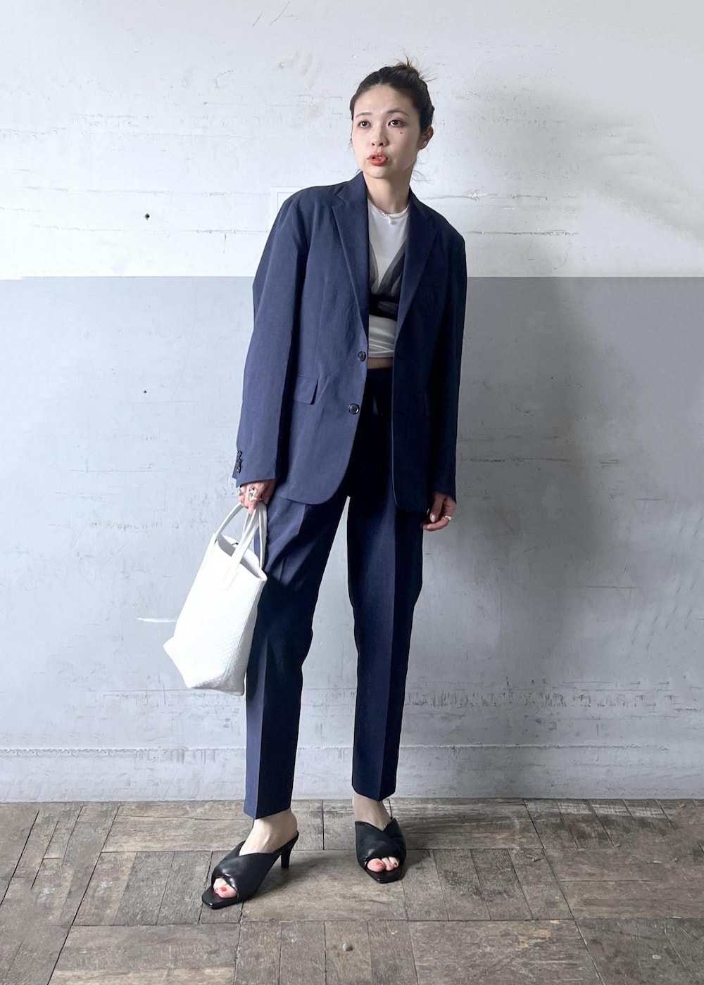 「FEMME、HOMME、UNISEX、骨格ナチュラル、イエベ、セットアップ対応、セットアイテム、SETアイテム、夏、夏ファッション、スタイルカバー、洗える、ウォッシャブル、Tシャツ、スラックスパンツ」｜「ADAM ET ROPE'のツイストパデッドミュール（サンダル、ブラック系）」を使った、tampoさん（レディース・158cm）の春コーディネートの7枚目の写真