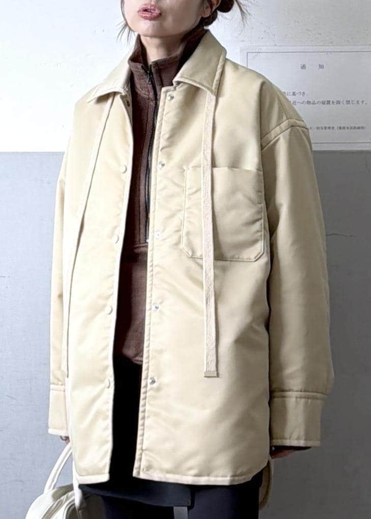 ブラック系のその他パンツ、ベージュ系のブルゾン、ホワイト系のスニーカーを着用したレディースの秋コーディネートの5枚目の写真